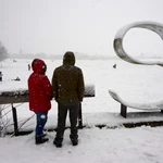 Varias personas disfrutan de la nieve en la calle de Vitoria, a 6 de enero de 2026, en Vitoria