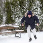 Una persona juega con nieve, a 6 de enero de 2026, en Pedrafita do Cebreiro, Lugo, Galicia (España