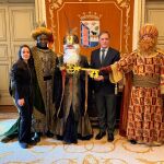 El alcalde de Salamanca, Carlos Garc&iacute;a Carbayo, posa junto a los Reyes Magos de Oriente en el Ayuntameinto