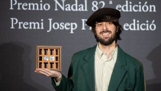 David Uclés con el Premio Nadal 