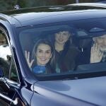 Felipe VI y Letizia, junto a Leonor y Sof&iacute;a, no fallan a su cita anual del rosc&oacute;n de Reyes en casa de Jes&uacute;s Ortiz