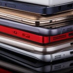 Reciclaje de los regalos de tecnolog&iacute;a. Smartphones apilados