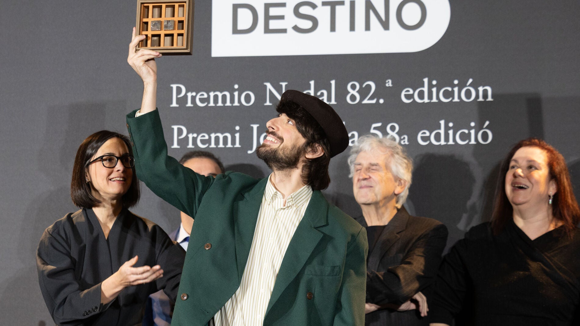 David Uclés tras ganar el Nadal acompañado del jurado