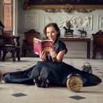 Imagen de la serie, de pr&oacute;ximo estreno, &laquo;Las siete esferas&raquo;, deudora del estilo de Agatha Christie