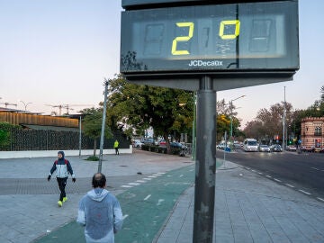 Un term&oacute;metro urbano marca 2 grados en los alrededores del Parque de Mar&iacute;a Luisa, a 07 de enero del 2026 en Sevilla. La Agencia Estatal de Meteorolog&iacute;a (Aemet) ha activado avisos de nivel amarillo por temperaturas m&iacute;nimas en la capital hispalense tras las festividades navide&ntilde;as.07 ENERO 2026Eduardo Briones / Europa Press07/01/2026