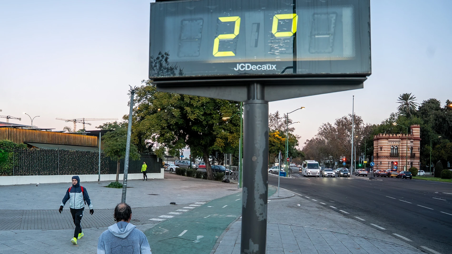 Un termómetro urbano marca 2 grados en los alrededores del Parque de María Luisa, a 07 de enero del 2026 en Sevilla. La Agencia Estatal de Meteorología (Aemet) ha activado avisos de nivel amarillo por temperaturas mínimas en la capital hispalense tras las festividades navideñas.07 ENERO 2026Eduardo Briones / Europa Press07/01/2026