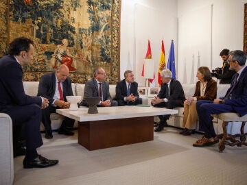 El presidente regional, Emiliano Garc&iacute;a-Page y el presidente de Telef&oacute;nica Espa&ntilde;a, Borja Ochoa, mantienen un encuentro. REMITIDA / HANDOUT por DAVID ESTEBAN GONZALEZ/JCCM Fotograf&iacute;a remitida a medios de comunicaci&oacute;n exclusivamente para ilustrar la noticia a la que hace referencia la imagen, y citando la procedencia de la imagen en la firma 07/01/2026