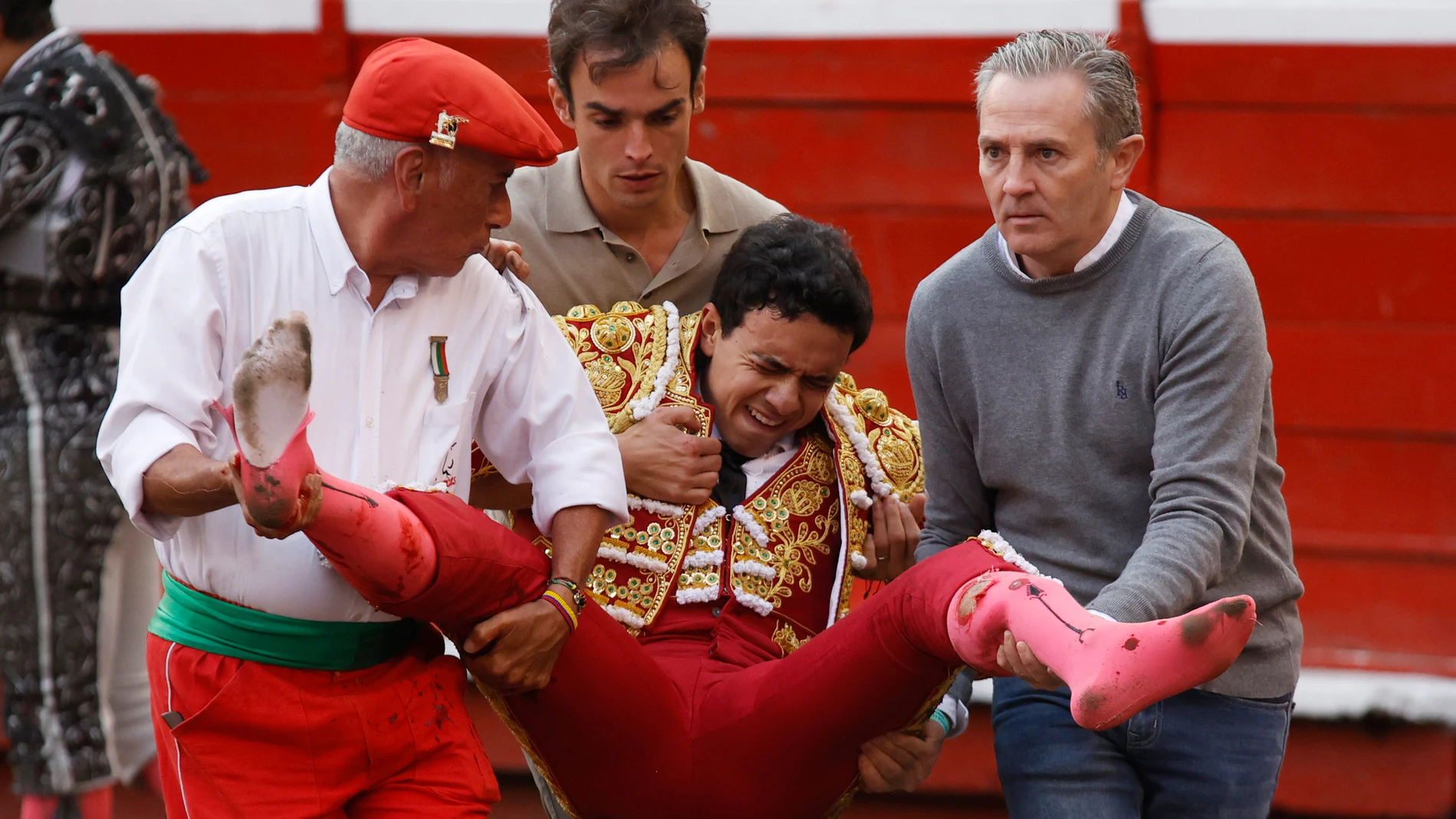 AME2875. MANIZALES (COLOMBIA), 06/01/2026.- Personas cargan al torero colombiano Juan de Castilla tras sufrir una cornada durante la lidia del toro Castellano, de 440 kg, de la ganadería Santa Bárbara este martes, en la plaza de toros de Manizales (Colombia). EFE/ Jhon Jairo Bonilla