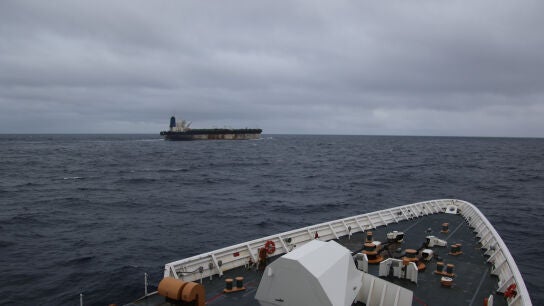 Atacan a un petrolero en el estrecho de Ormuz
