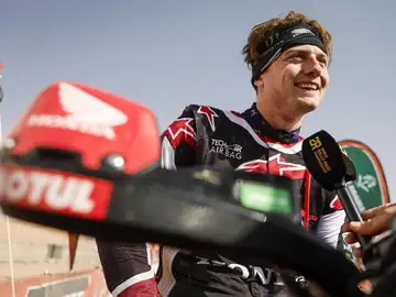 Tosha Schareina, a su llegada al campamento durante la etapa maratón Tosha Schareina, a su llegada al campamento durante la etapa maratón