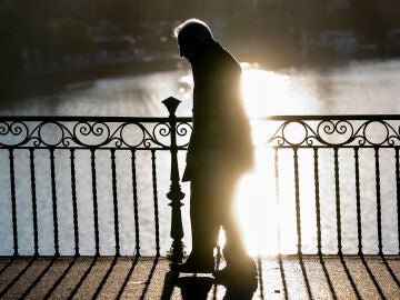 Transe&uacute;ntes cruzan el Puente de Triana durante la ola de fr&iacute;o a 07 de enero del 2026 en Sevilla. La Agencia Estatal de Meteorolog&iacute;a (Aemet) ha activado avisos de nivel amarillo por temperaturas m&iacute;nimas en la capital hispalense tras las festividades navide&ntilde;as.07 ENERO 2026Eduardo Briones / Europa Press07/01/2026