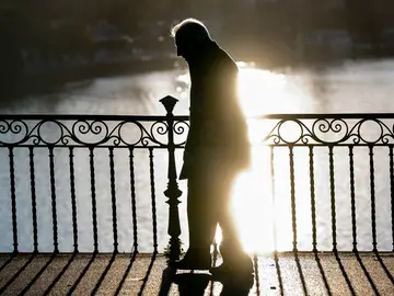 Continúan las bajas temperaturas en Andalucía, aunque se moderan Transeúntes cruzan el Puente de Triana durante la ola de frío a 07 de enero del 2026 en Sevilla. La Agencia Estatal de Meteorología (Aemet) ha activado avisos de nivel amarillo por temperaturas mínimas en la capital hispalense tras las festividades navideñas.07 ENERO 2026Eduardo Briones / Europa Press07/01/2026
