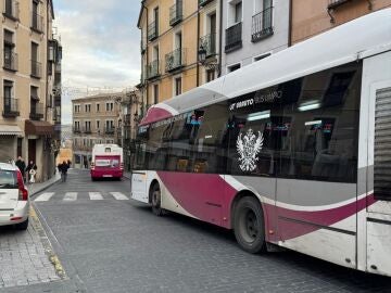 Autobuses municipales parados por unas luces de Navidad que se han descolgado e impiden su paso. EUROPA PRESS 07/01/2026