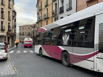 Unas luces de Navidad descolgadas obstaculizan el paso de autobuses a la toledana plaza de Zocodover Autobuses municipales parados por unas luces de Navidad que se han descolgado e impiden su paso. EUROPA PRESS 07/01/2026