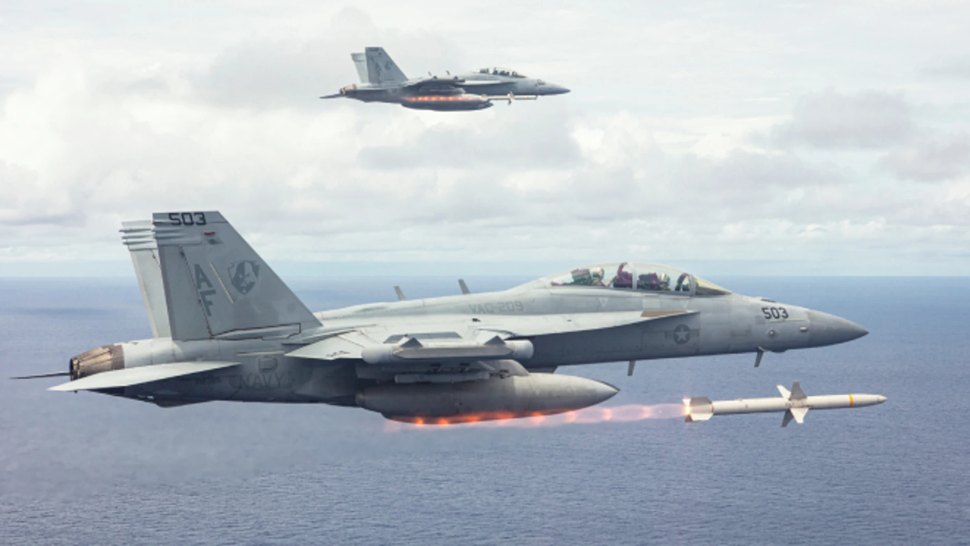 Dos EA-18G Growler, disparando misiles AGM-88, durante unas maniobras militares en el año 2022.