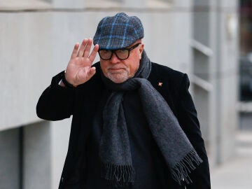 MADRID, 08/01/2026.- El excomisario de la Polic&iacute;a Nacional Jos&eacute; Manuel Villarejo a su llegada este jueves a la Audiencia Nacional que aborda con los informes de las defensas la recta final del juicio al excomisario y otros dos investigados en la pieza del caso T&aacute;ndem sobre el proyecto Grass, por el supuesto espionaje a un empresario y a un administrador concursal para presionarles en un concurso de acreedores. EFE/Rodrigo Jim&eacute;nez 