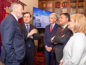 El presidente de la Junta, Alfonso Fern&aacute;ndez Ma&ntilde;ueco, suscribe el acuerdo junto al presidente del grupo Avintia, Antonio Mart&iacute;n Jim&eacute;nez, en presencia de la consejera Leticia Garc&iacute;a, Carlos Garc&iacute;a y Jos&eacute; Francisco Hern&aacute;ndez