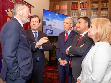 El presidente de la Junta, Alfonso Fernández Mañueco, suscribe el acuerdo junto al presidente del grupo Avintia, Antonio Martín Jiménez, en presencia de la consejera Leticia García, Carlos García y José Francisco Hernández El presidente de la Junta, Alfonso Fernández Mañueco, suscribe el acuerdo junto al presidente del grupo Avintia, Antonio Martín Jiménez, en presencia de la consejera Leticia García, Carlos García y José Francisco Hernández