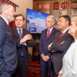 El presidente de la Junta, Alfonso Fern&aacute;ndez Ma&ntilde;ueco, suscribe el acuerdo junto al presidente del grupo Avintia, Antonio Mart&iacute;n Jim&eacute;nez, en presencia de la consejera Leticia Garc&iacute;a, Carlos Garc&iacute;a y Jos&eacute; Francisco Hern&aacute;ndez