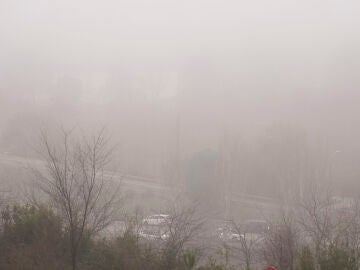 MADRID, 08/01/2026.- Una capa de niebla cubre el madrile&ntilde;o barrio de Moncloa este jueves. Las nubes y nieblas protagonizan el pron&oacute;stico del tiempo de la Agencia Estatal de Meteorolog&iacute;a (AEMET) para este jueves en la Comunidad de Madrid, donde las temperaturas m&iacute;nimas comienzan a recuperarse. EFE/ Borja S&aacute;nchez-Trillo 