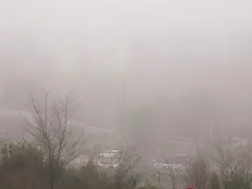 Nubes y niebla en amplias zonas de la Comunidad de Madrid este jueves MADRID, 08/01/2026.- Una capa de niebla cubre el madrileño barrio de Moncloa este jueves. Las nubes y nieblas protagonizan el pronóstico del tiempo de la Agencia Estatal de Meteorología (AEMET) para este jueves en la Comunidad de Madrid, donde las temperaturas mínimas comienzan a recuperarse. EFE/ Borja Sánchez-Trillo