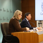 Carlos Fern&aacute;ndez Carriedo e Isabel Blanco durante la rueda de prensa posterior al Consejo de Gobierno