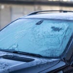 Se insta a los conductores a dejar un objeto en el parabrisas durante la noche para evitar que los limpiaparabrisas se congelen