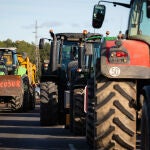 Los agricultores de Girona cortan de forma indefinida la AP-7, la N-II y el Coll d'Ares