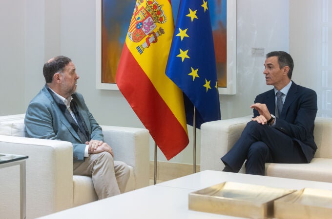 Sánchez retrata a Junqueras ante la bandera de España en su reunión de la Moncloa