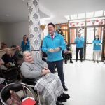 El director territorial de CaixaBank en Castilla y Le&oacute;n, Gerardo Cuartero, entrega los regalos en la Residencia San Miguel de los Santos de Osorno (Palencia)