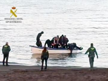 Im&aacute;genes de la llegada de una patera a La Uni&oacute;n (Murcia), con siete inmigrantes a bordo procedentes del norte de &Aacute;frica REMITIDA / HANDOUT por Guardia Civil Fotograf&iacute;a remitida a medios de comunicaci&oacute;n exclusivamente para ilustrar la noticia a la que hace referencia la imagen, y citando la procedencia de la imagen en la firma 08/01/2026