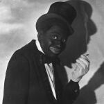 El actor Bert Williams, usando blackface, fue el artista afroamericano mejor pagado de su &eacute;poca