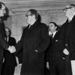 US Secretary of State Henry Kissinger (C), meets with King Juan Carlos of Spain (L), at the Zarzuela palace, on December 19, 1973 in Madrid. 