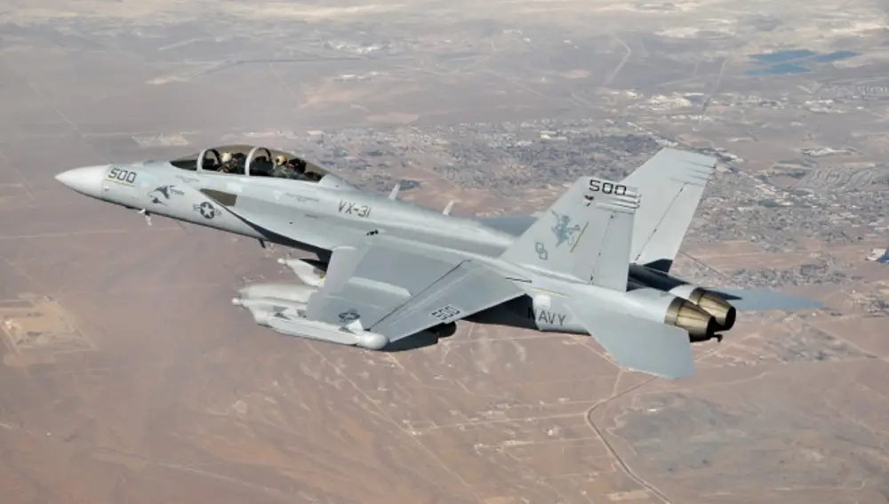 Un EA-18G Growler del escuadrón VX-31 volando sobre Ridgecrest, California.