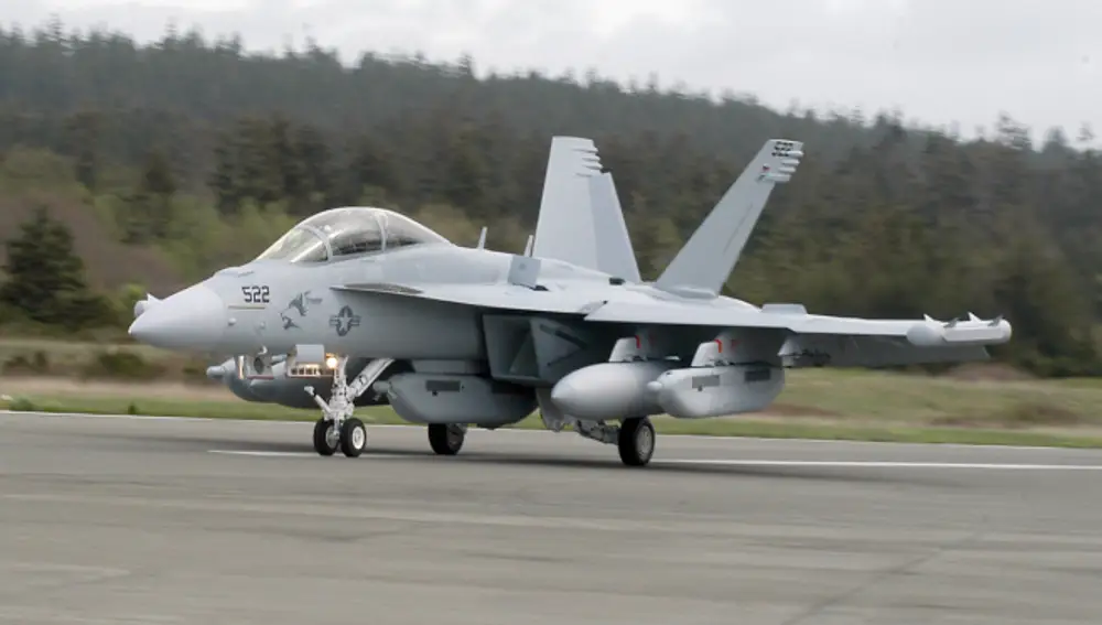 Un EA-18 Growler con 2 pods AN/ALQ-218 en los extremos de las alas, más 3 pods AN/ALQ-99 y 2 depósitos externos en sus respectivos pilones.