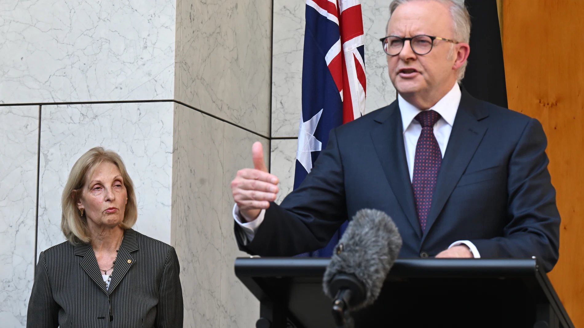 Canberra (Australia), 08/01/2026.- Special Envoy to Combat Antisemitism in Australia Jillian Siegel (L) listens to Australian Prime Minister Anthony Albanese (R) speak to the media during a press conference at Parliament House in Canberra, Australia, 08 January 2026. During the press conference, Albanese announced the establishment of a royal commission on antisemitism, in response to the Bondi beach terrorist attack. (Terrorista, Atentado terrorista) EFE/EPA/LUKAS COCH AUSTRALIA AND NEW ZEAL...