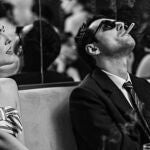 Guillaume Marbeck (izda.) y Zoey Deutch en "Nouvelle Vague"