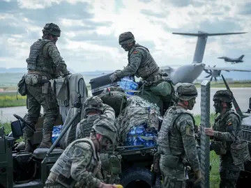 Soldados españoles en un ejercicio aéreo de la OTAN en Rumanía Soldados españoles en un ejercicio aéreo de la OTAN en Rumanía