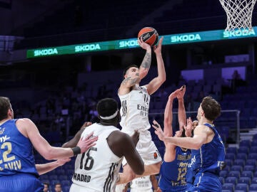 Deck se dispone a anotar en el aro del Maccabi