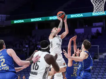 Deck se dispone a anotar en el aro del Maccabi Deck se dispone a anotar en el aro del Maccabi