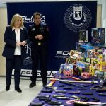 La vicealcaldesa, Inma Sanz, revisa el material incautado por la Polic&iacute;a Municipal durante estas fiestas