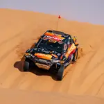Isidre Esteve, con el Toyota Hilux durante este Dakar