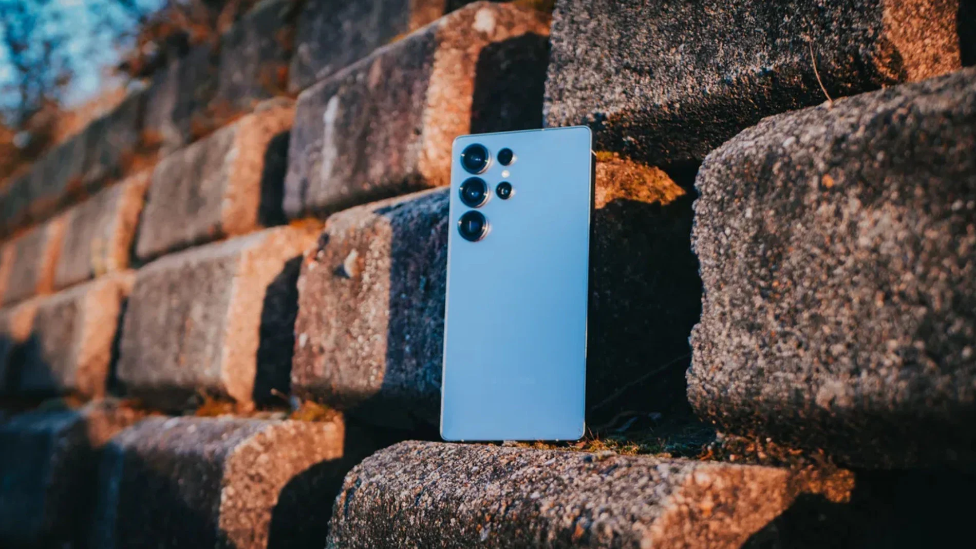 La parte trasera del Samsung Galaxy S25 Ultra en 'Titanio Azul'