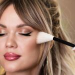 Una maquilladora alerta sobre el error m&aacute;s habitual cuando se usa el colorete: "Potencias la ca&iacute;da de la cara"