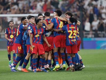 YEDA (ARABIA SAUD&Iacute;), 11/01/2026.- Los jugadores del FC Barcelona celebran su victoria a la finalizaci&oacute;n del encuentro de la final de la Supercopa de Espa&ntilde;a que han disputado FC Barcelona y Real Madrid, este domingo en el estadio Ciudad Deportiva del Rey Abdal&aacute; de Yeda (Arabia Saud&iacute;). EFE/ Kai F&ouml;rsterling 