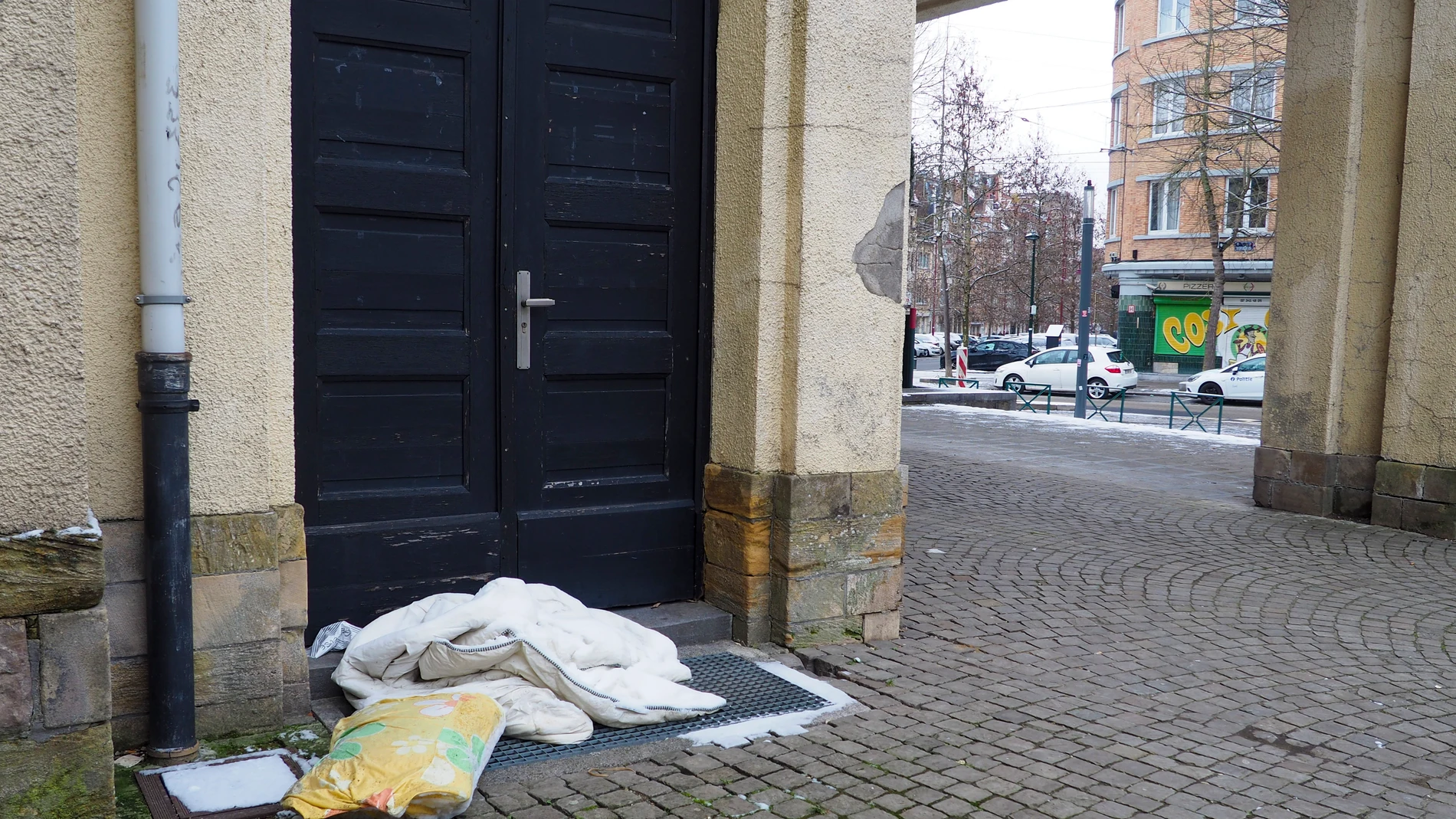 BRUSELAS (BÉLGICA), 11/01/2026.- El fuerte temporal de frío y nieve que atraviesa Bélgica desde hace semanas ha puesto en peligro la vida de miles de personas sin hogar en Bruselas, poniendo a prueba una vez más a los servicios sociales y acrecentando las consecuencias de las nuevas políticas migratorias y reformas socioeconómicas en el país. EFE/ Paula Andrés