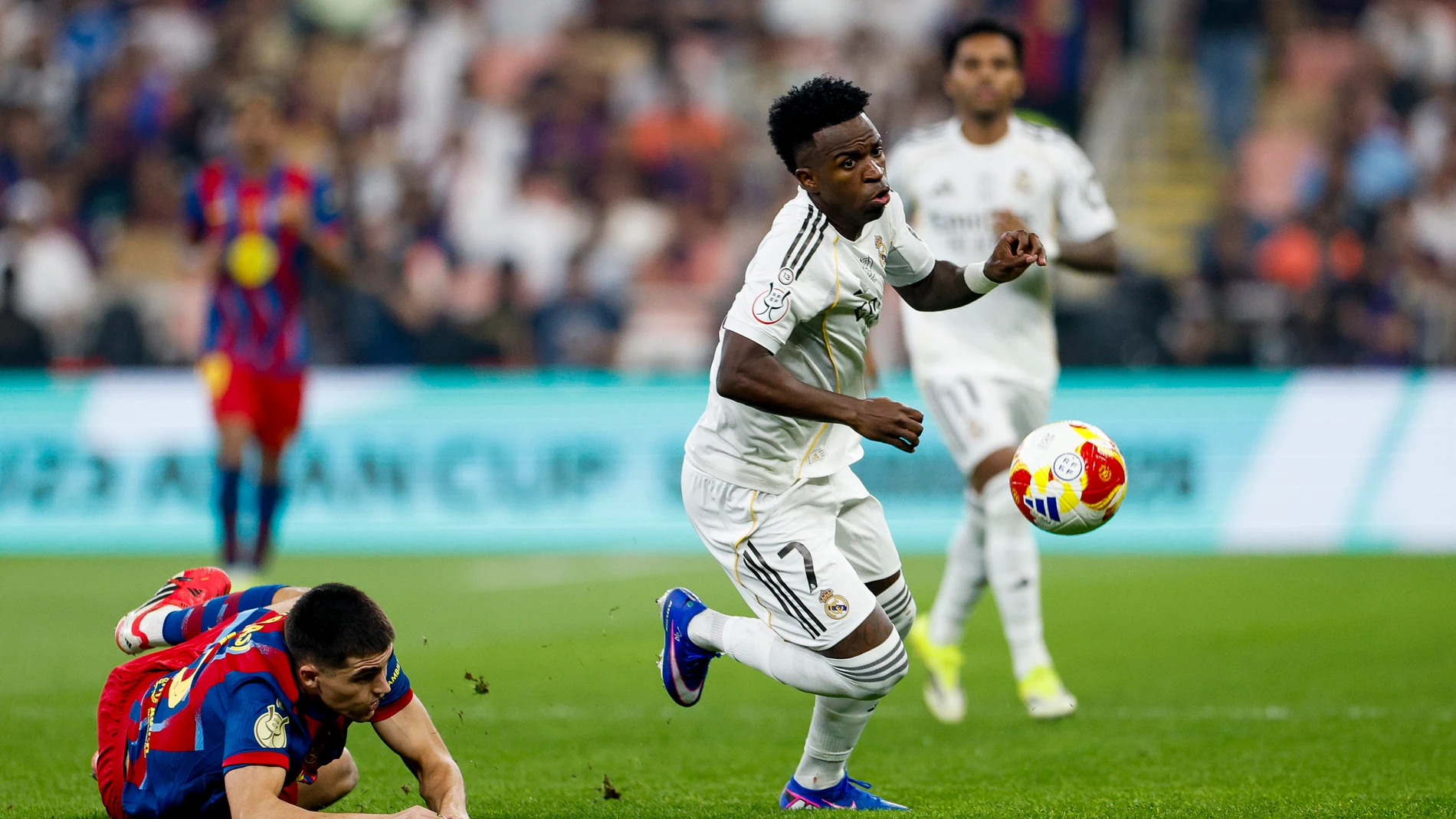YEDA (ARABIA SAUDÍ), 11/01/2026.- El defensa del FC Barcelona Pau Cubarsí (i) disputa un balón con el delantero del Real Madrid Vinícius Jr (d) durante la final de la Supercopa de España entre el FC Barcelona y el Real Madrid, este domingo en el estadio Ciudad Deportiva del Rey Abdalá de Yeda (Arabia Saudí). EFE/ Kai Försterling