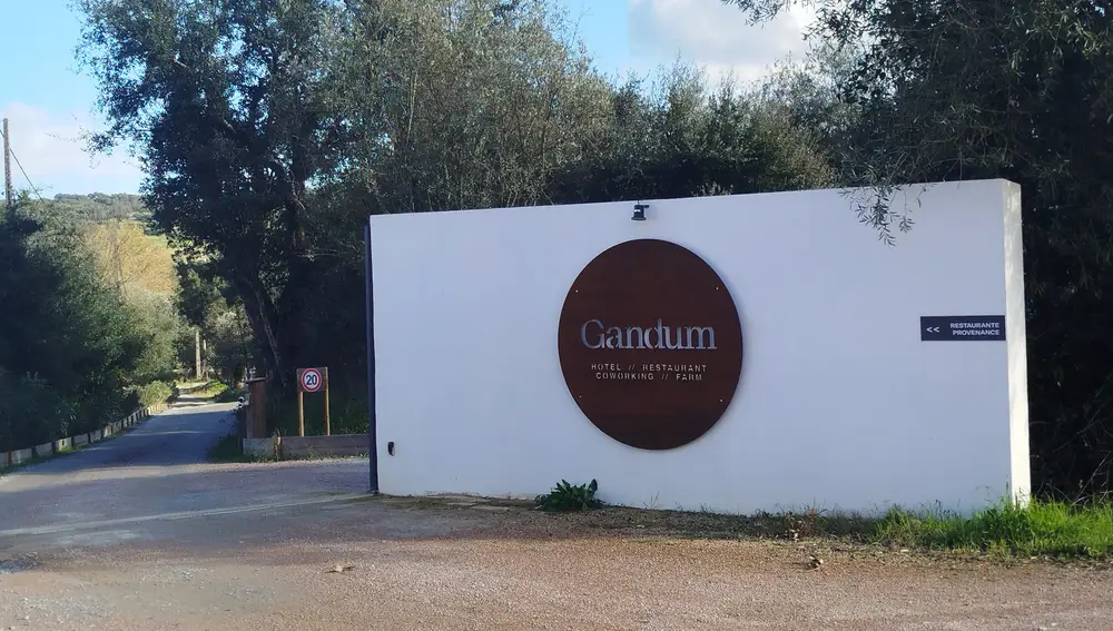 Detalle de la entrada al hotel