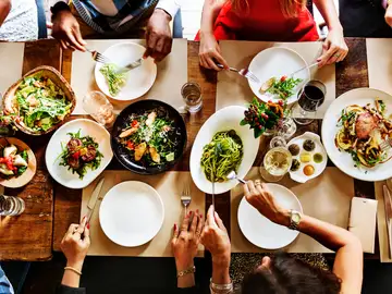 Le dicen a un grupo de comensales que solo pueden pagar en efectivo y se niegan a ir a un cajero: "Nos lo hubieras dicho antes de sentarnos" Le dicen a un grupo de comensales que solo pueden pagar en efectivo y se niegan a ir a un cajero: "Nos lo hubieras dicho antes de sentarnos"