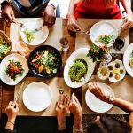 Le dicen a un grupo de comensales que solo pueden pagar en efectivo y se niegan a ir a un cajero: "Nos lo hubieras dicho antes de sentarnos"